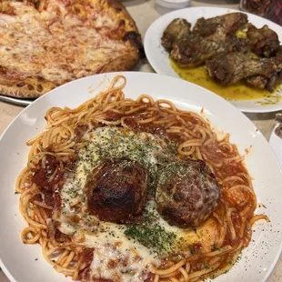 a plate of spaghetti and meatballs