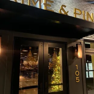 Escape the hustle and bustle, and step into the friendliest restaurant and bar in the city.