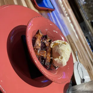 Blackberry cobbler with ice cream