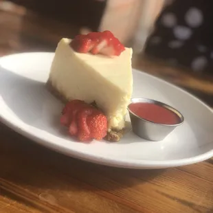 Cheesecake with raspberry sauce