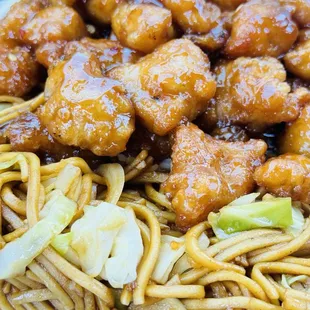 Hot Orange Chicken w/ Chow Mein $13.50