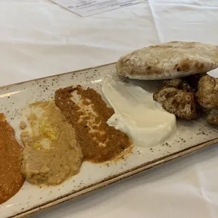 Pita with curried cauliflower and 4 dips