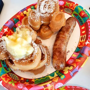 a plate of breakfast foods