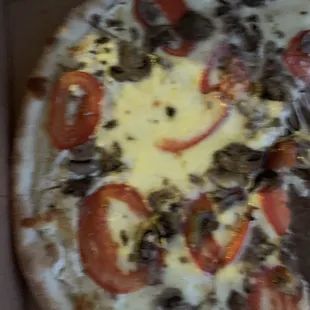 White pizza with mushrooms and tomatoes