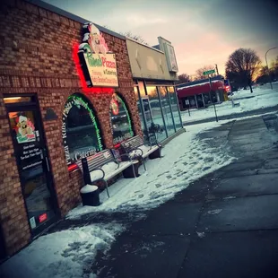 the outside of a restaurant