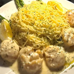 Sea Scallops Limone Sea Scallops seared in lemon butter, garlic and a splash of Chablis. Served with angel hair pasta and grilled asparagus