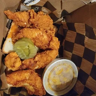 chicken tender with macaroni and cheese