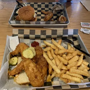 3 piece whole wings, fries, sandwich with sweet hot sauce. Buttery bread and crunchy pickles. Very good!