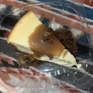 Cheesecake with pecan praline sauce