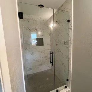 FRAMELESS SHOWER