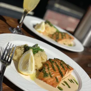 Salmon with garlic mashed potatoes and asparagus