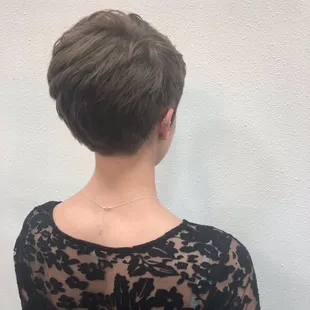 Her nape was made for this cut!