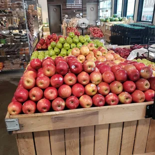 apples in a wooden crate