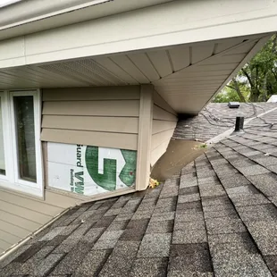 We do flashings correctly, that means lifting the siding to properly flash niche areas. Dead Valley Install