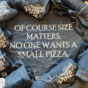 a circle of t - shirts with the words of course size matters no one wants a small pizza