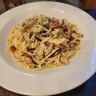 Linguine with chicken and sun dried tomatoes