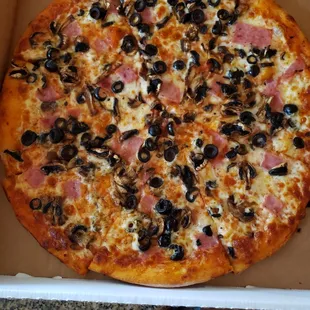 Ham, mushrooms and olives...
