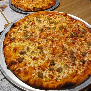 Another fabulous NY Style pizza from Pronto's!  Large Sausage and Small Garlic...makin my mouth watah!!