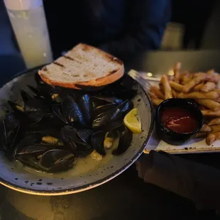 Mussels and fries