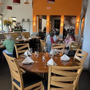 Inside the restaurant (2/2).