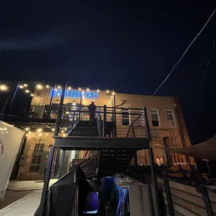 the outside of the restaurant