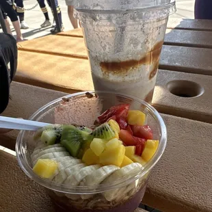 Açaí bowl and tres leches shake