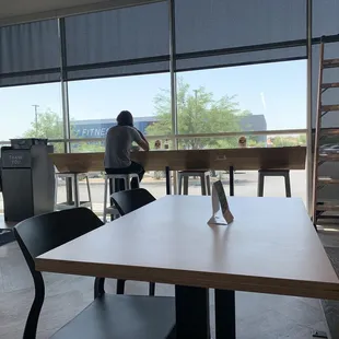 Has a high top bar with plugs for remote work