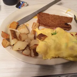 Western omelette, fried potatoes, and goetta was very delightful with French toast excellent choice.
