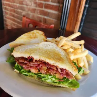 Best BLT!!
#sandwiches #lunch #dinner #sandwiches #local ##smallbiz #patio #happyhour #BLT