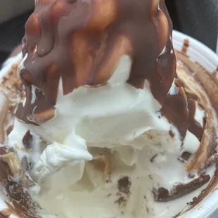 Derby surprise Soft serve topped with chocolate and peanut butter inside
