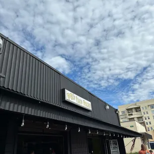the outside of the restaurant