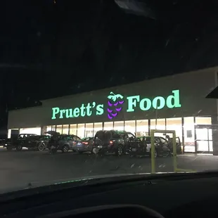 the front of a grocery store