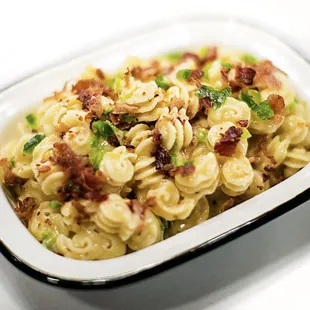 JALAPEÑO AND BACON MAC

our classic skillet with our homemade candied bacon and fresh jalapeño
