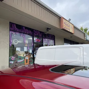 The outside decor is giving.