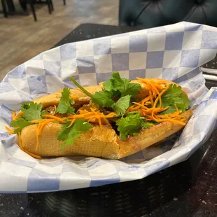 Banh mi ga! (Avec pâte) 6A. GRILLED CHICKEN SANDWICH- BANH MI GA