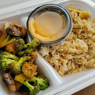 Hibachi chicken with fried rice and white sauce