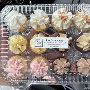 Vanilla, coconut, lilikoi, coffee, strawberry and something. They&apos;re all amazing!!!! $20 a little steep but yummy.