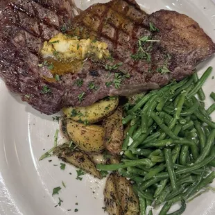 Ribeye with roasted potatoes and green beans