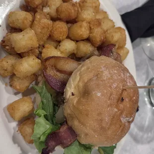 Pub burger and tots