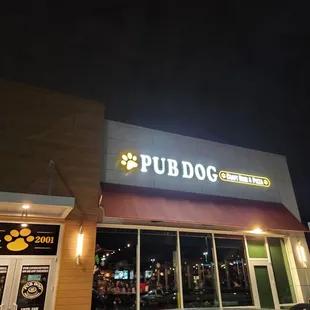 the outside of a restaurant at night