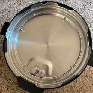 Pot lid missing the seal.