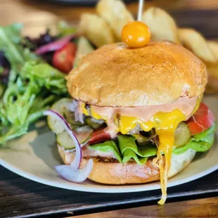Cheeseburger, green salad and chips