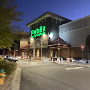 the outside of a publix store