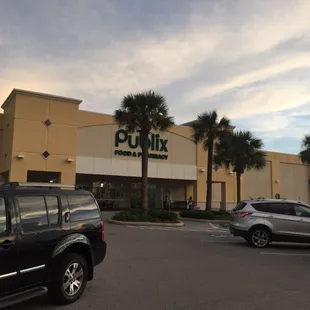 the outside of a publix store