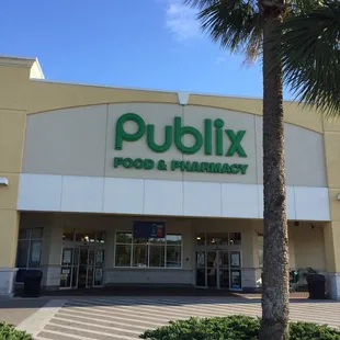 the front of a publix store