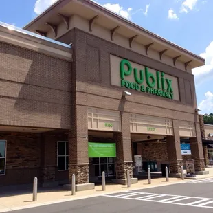 the front of a publix store