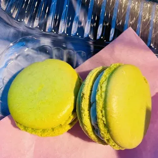 Pistachio flavored macaroons 06/21