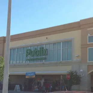 the outside of a publix store
