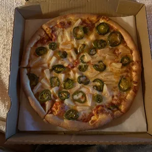 Cheese pizza 10&quot; with jalapeño and pineapple and so delicious