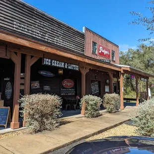 the outside of a restaurant